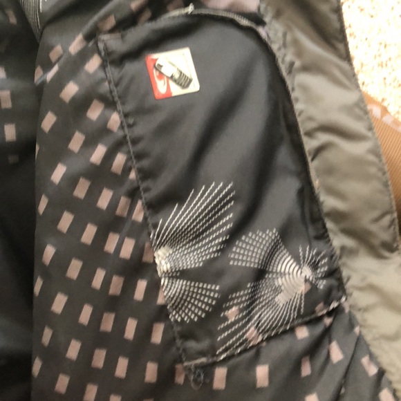 Salomon size m puffer coat - Picture 9 of 9